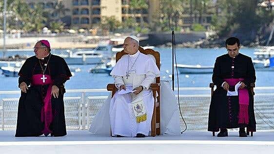 El papa reprende a Europa: «No puede proclamar la dignidad humana y acostumbrarse a que el Atlántico y el Mediterráneo sean cementerios sin lápidas»