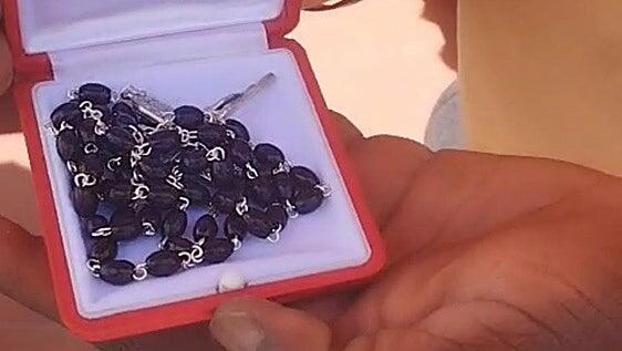 El rosario bendecido que el papa regaló a Sej, uno de los migrantes que recibió en el muelle de Arguineguín
