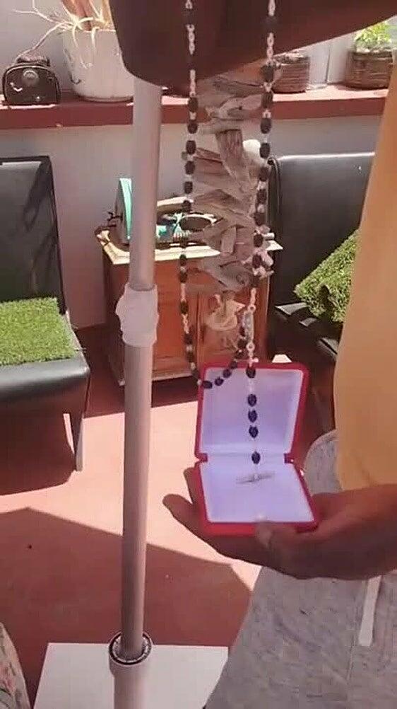 El rosario bendecido que el papa regaló a Sej, uno de los migrantes que recibió a León XIV en el muelle de Arguineguín