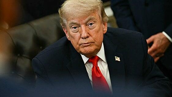Trump sopla a regañadientes 80 velas en la jaula de la Casa Blanca con muchas dudas sobre su salud
