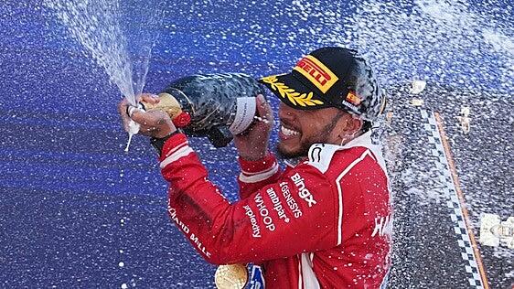 El abandono de Alonso propicia la primera victoria de Hamilton con Ferrari
