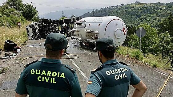 Vuelco en Asturias de un camión con gas propano: 70 vecinos evacuados durante dos horas y carreteras cortadas