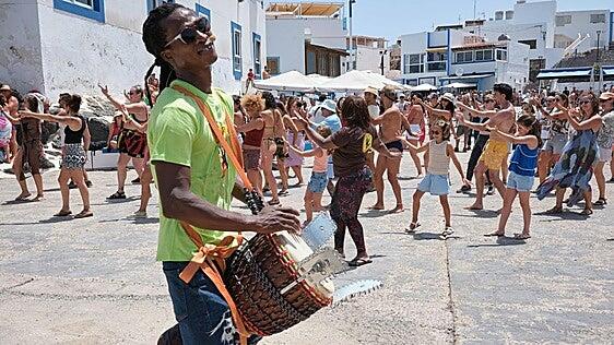 La música también sonará durante el día en las calles de El Cotillo