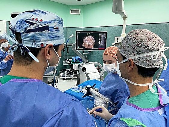 Un hospital canario incorpora por primera vez la técnica de estereoencefalografía para el tratamiento de la epilepsia refractaria