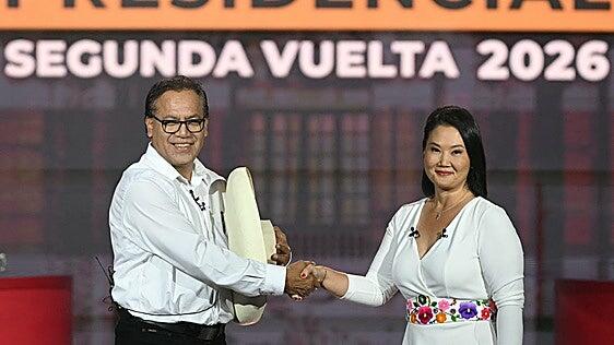 Perú aguarda un escrutinio interminable para determinar quién ocupará la presidencia