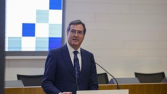 La CEOE se rebela contra el absentismo y exige al Gobierno pagar los primeros 15 días de baja