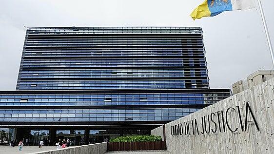 Suspenden el juicio contra un padre y su hijo acusados de ocupar y robar relojes y dinero en apartamentos de Maspalomas