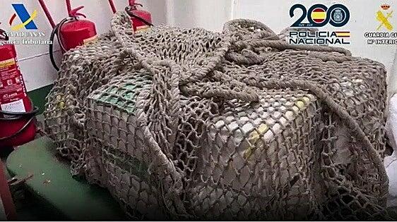 Tres detenidos tras interceptarse un velero con 465 kilos de cocaína a 740 km de Canarias