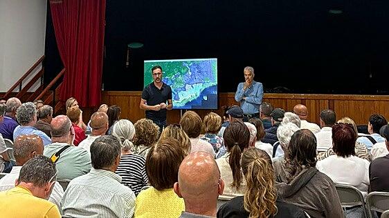 Tías abre de tarde para firmar contra la planta fotovoltaica