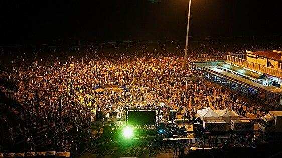 La magia de San Juan vuelve a iluminar Playa del Inglés con una noche de música, fuego y espectáculo