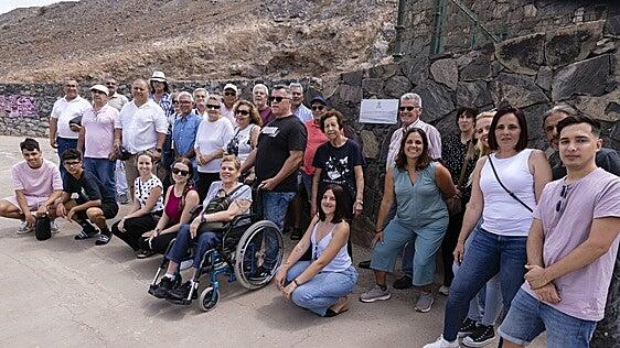 Una placa para rendir homenaje a Celestino Ramírez, el último salinero del Confital