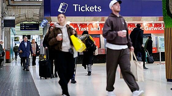Al menos un muerto y 89 heridos por la colisión de dos trenes en el centro de Inglaterra
