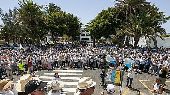 Una marea blanca toma la calle para reclamar que siga el Hospital Insular