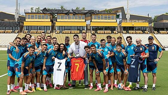 Santi Aldama visita a la selección española en Chattanooga y brinda todo su apoyo ante Arabia Saudí