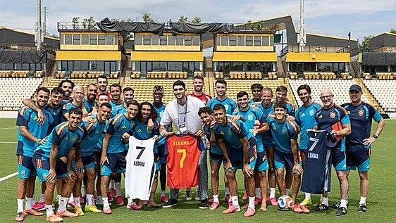 Santi Aldama visita a la selección española en Chattanooga y brinda todo su apoyo ante Arabia Saudí