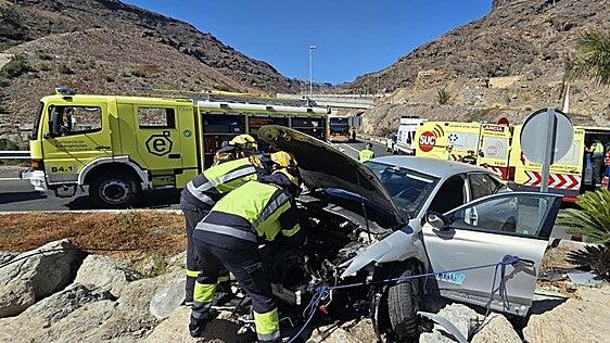 Acaba atrapado entre rocas tras salirse de la vía en la rotonda de Taurito