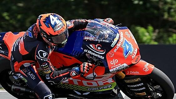Iván Ortolá se estrena de Moto2 a lo grande