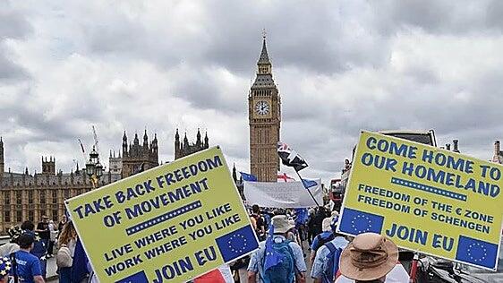 A diez años del Brexit, Reino Unido vuelve a mirar a Europa mientras sigue buscando las promesas que justificaron la salida