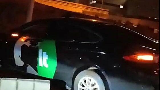 Un joven roba el VTC en el que viajaba en Marbella y lo estrella a los pocos metros