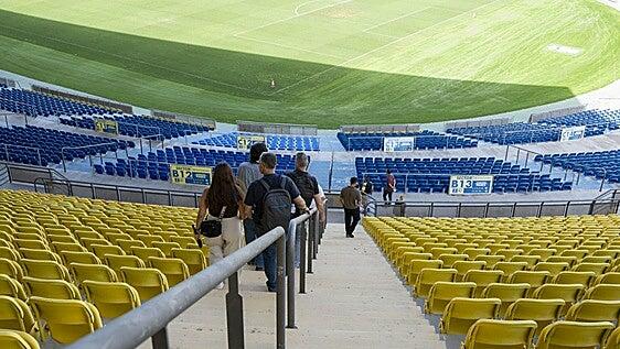 18 empresas interesadas en la reforma del Estadio de Gran Canaria visitan la instalación