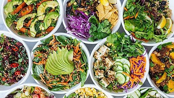 Las ensaladas que te van a salvar el verano: 15 recetas para comer fresco, rico y sin complicaciones