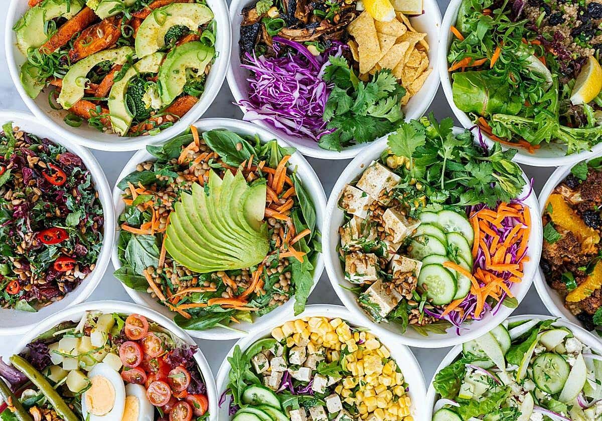 Las ensaladas que te van a salvar el verano: 15 recetas para comer fresco, rico y sin complicaciones