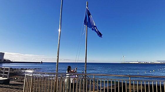 Arinaga iza su décima bandera azul consecutiva en reconocimiento a la calidad de su playa