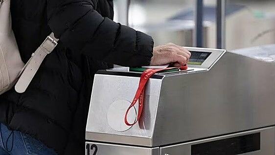Canarias negocia con Madrid para que los residentes isleños puedan beneficiarse del bono del transporte en la capital