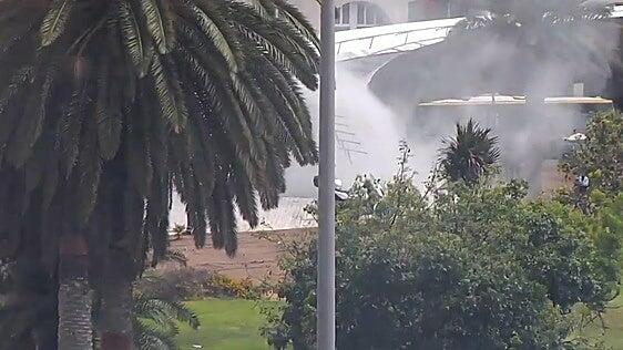 Un pequeño incendio provoca una densa humareda en la pasarela Onda Atlántica, en Las Palmas de Gran Canaria