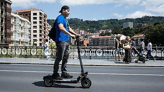 La reforma del Reglamento de Circulación sale adelante y fija en 15 años la edad mínima para conducir patinetes