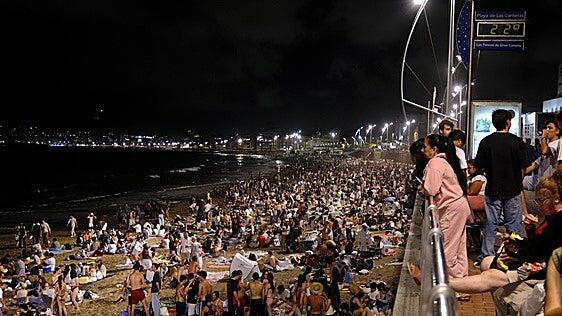 San Juan llena Las Canteras antes de los fuegos: miles de personas toman la playa para vivir la noche más esperada