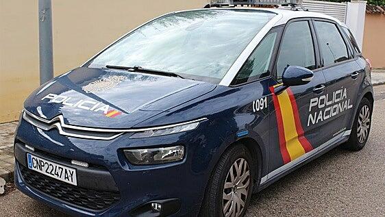 Rescatan a un bebé deshidratado y cubierto de heces en una vivienda insalubre de sus padres ebrios en Madrid