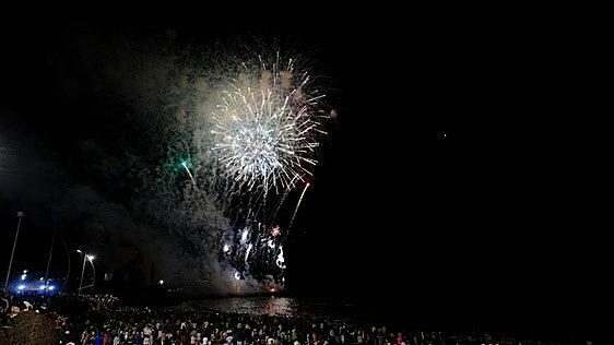 Miles de personas disfrutan de una noche mágica de San Juan iluminada con los fuegos artificiales