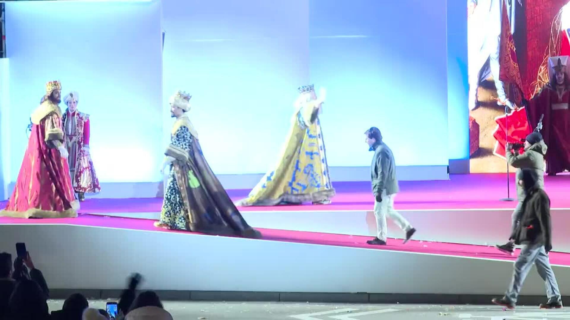 Madrileños reciben a los Reyes Magos en la Plaza de Cibeles