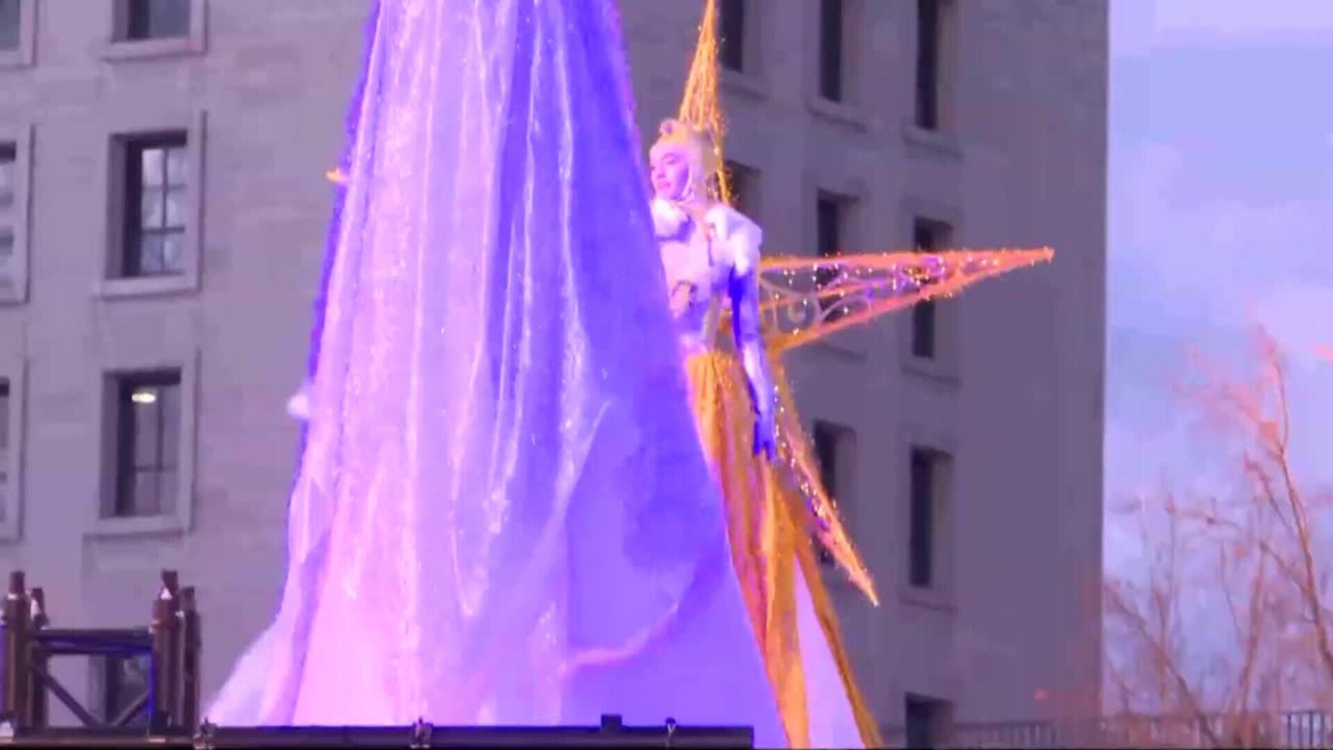 Los Reyes Magos combaten el frío junto a personajes literarios en su cabalgata de Madrid