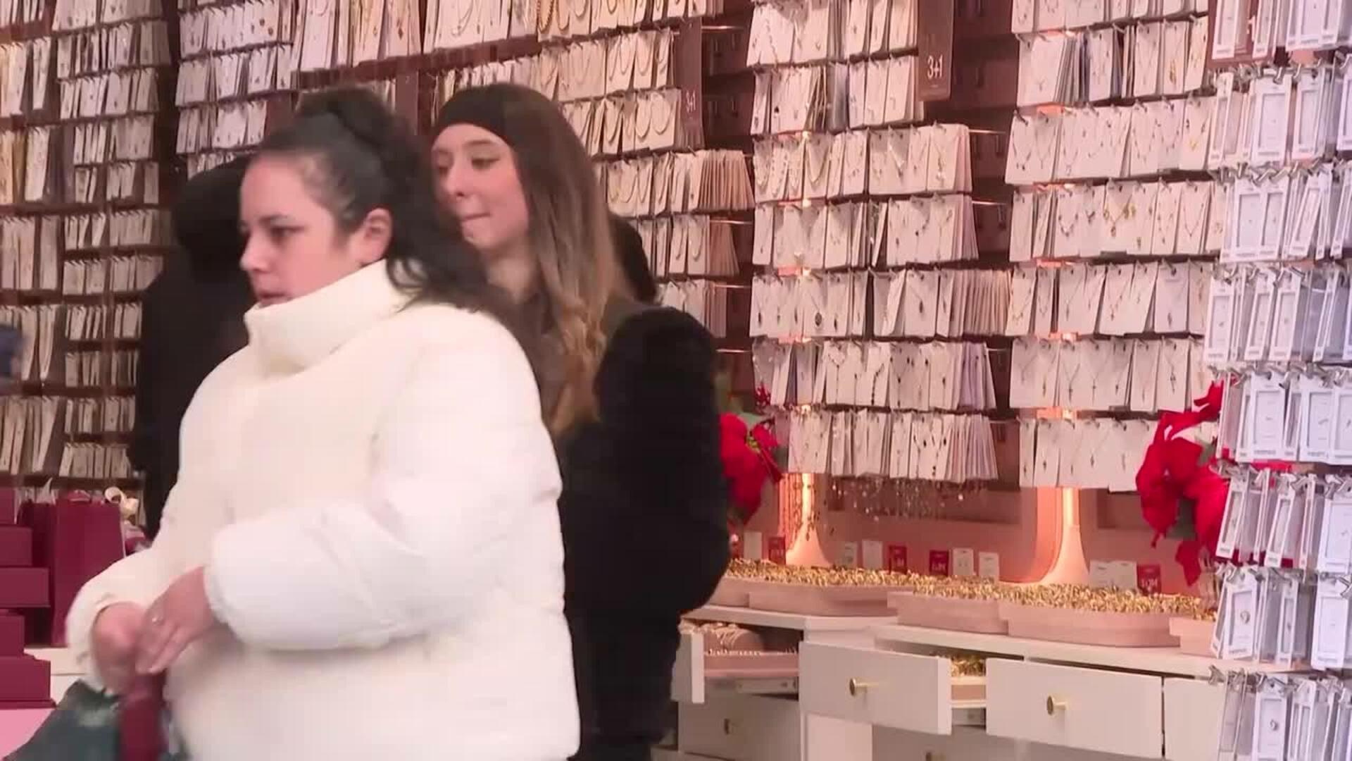 Últimas compras antes de Reyes: Ciudadanos ultiman detalles "como siempre" en la cuenta atrás