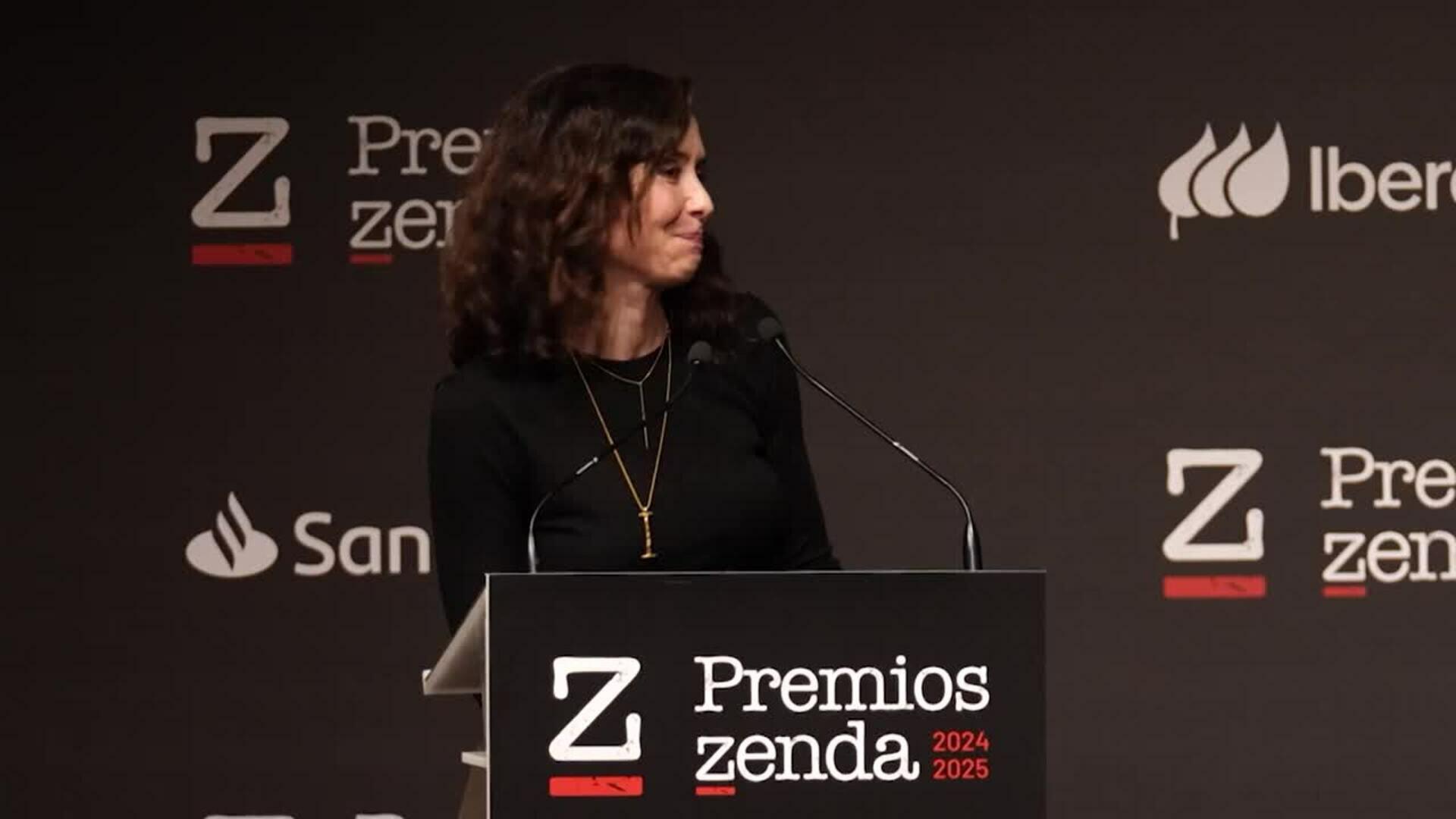Ayuso entrega un galardón de los Premios Zenda y recomienda una novela de Vargas Llosa
