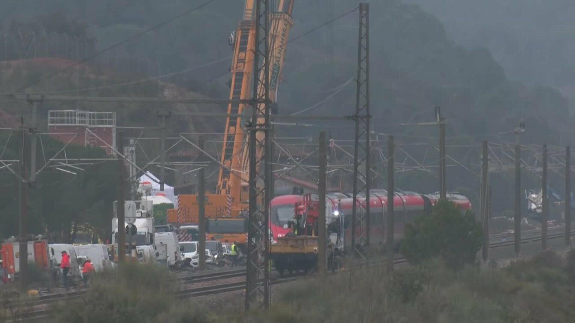 Los trabajos continúan concentrados en sacar el Alvia de las vías en Adamuz (Córdoba)