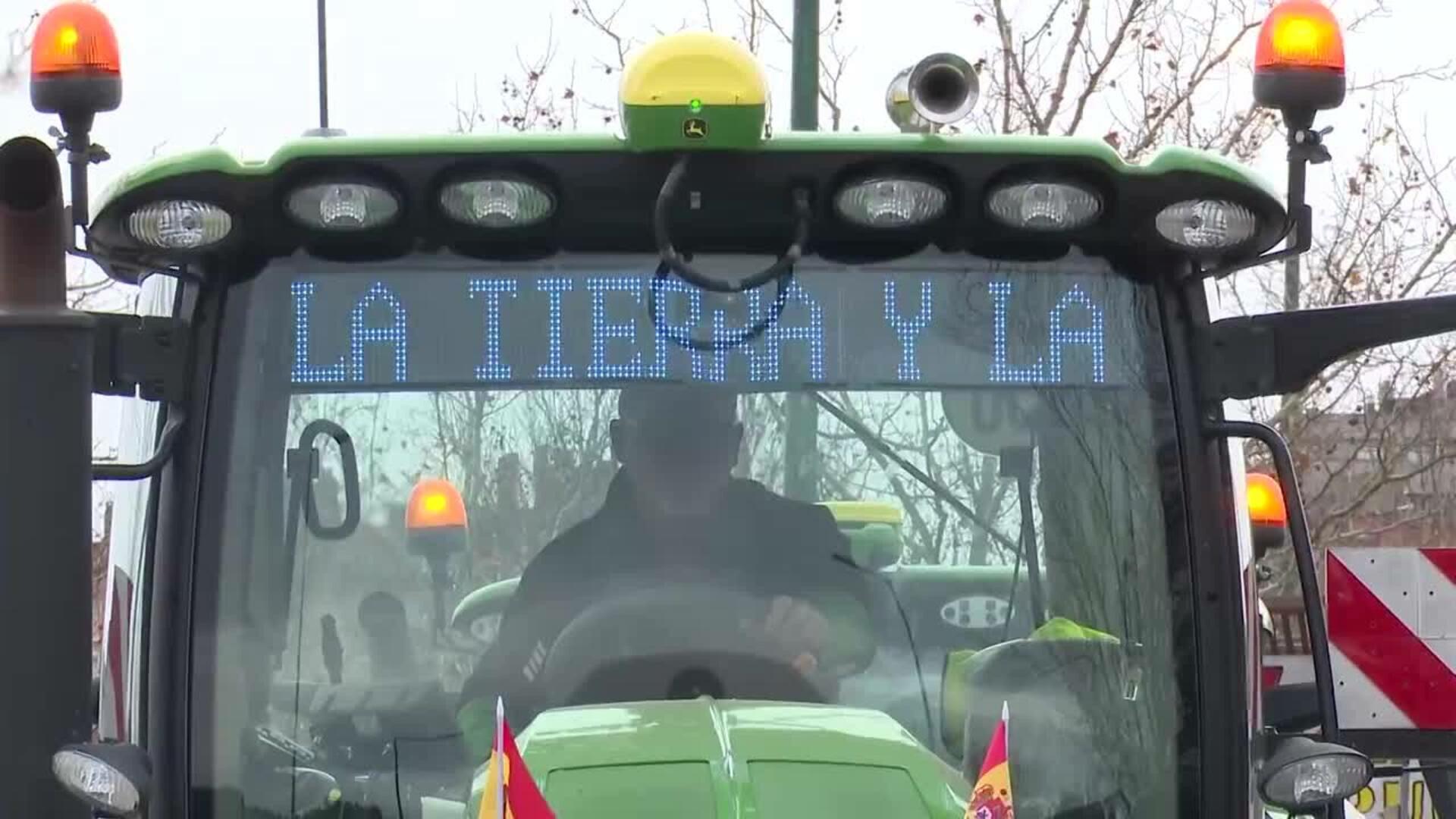El campo muestra "hartazgo", con medio millar de tractores en Valladolid y señala a PP y PSOE