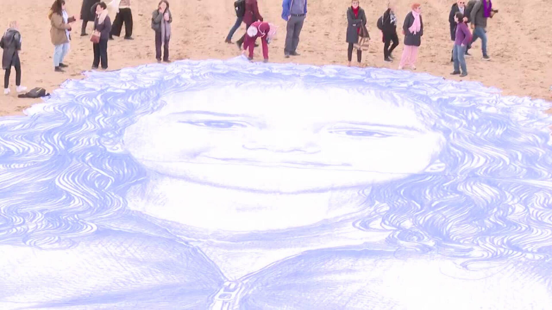 Despliegan en una playa de Barcelona una lona con el retrato de Hind, niña tiroteada en Gaza