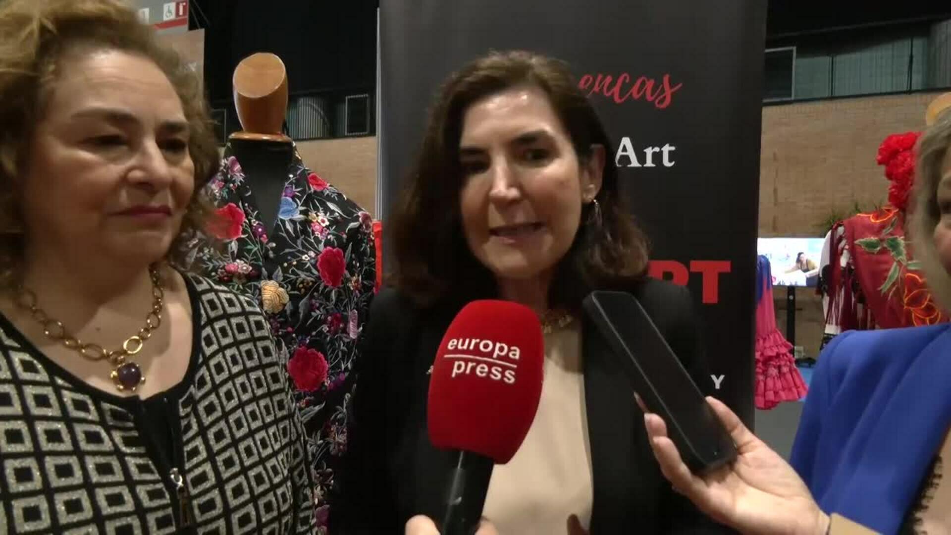 Diseñadora María del Carmen Cruz y bordadora María José Sánchez, Maestras Artesanas