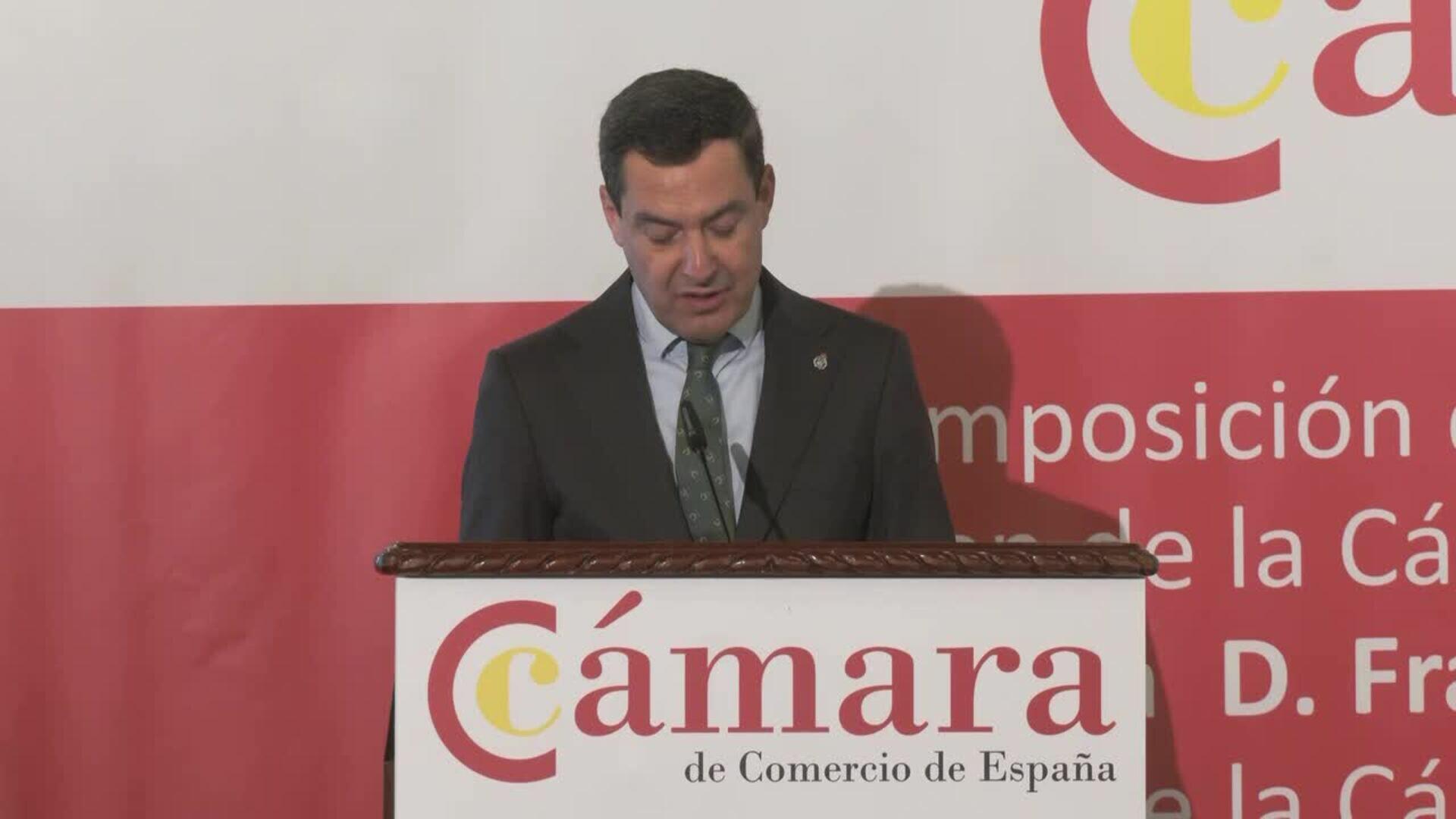 Juanma Moreno se suma a un homenaje al presidente de la Cámara de Comercio de Sevilla