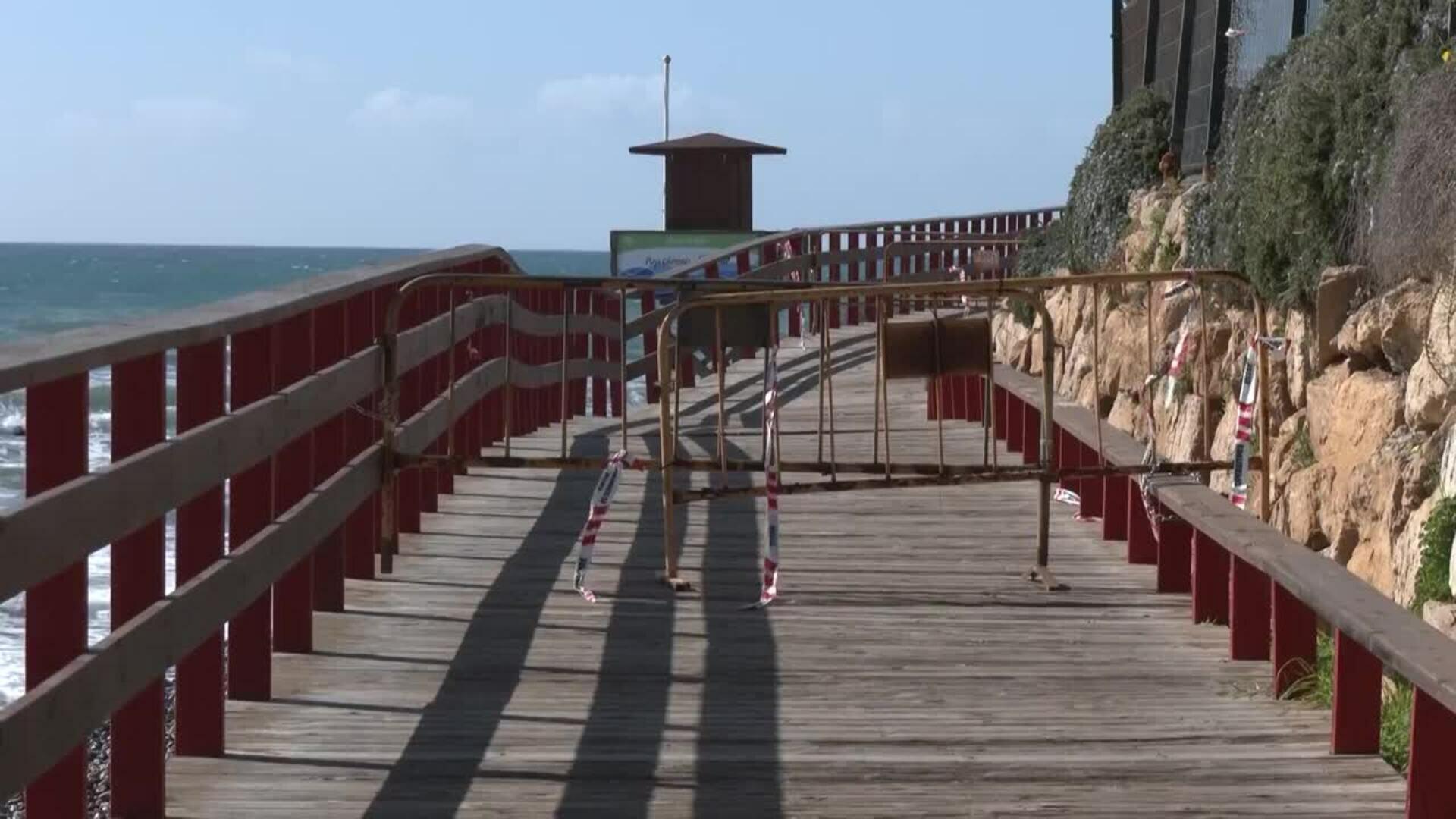 El arreglo del tramo de Senda Litoral en Mijas afectado por temporales obliga al desmontaje