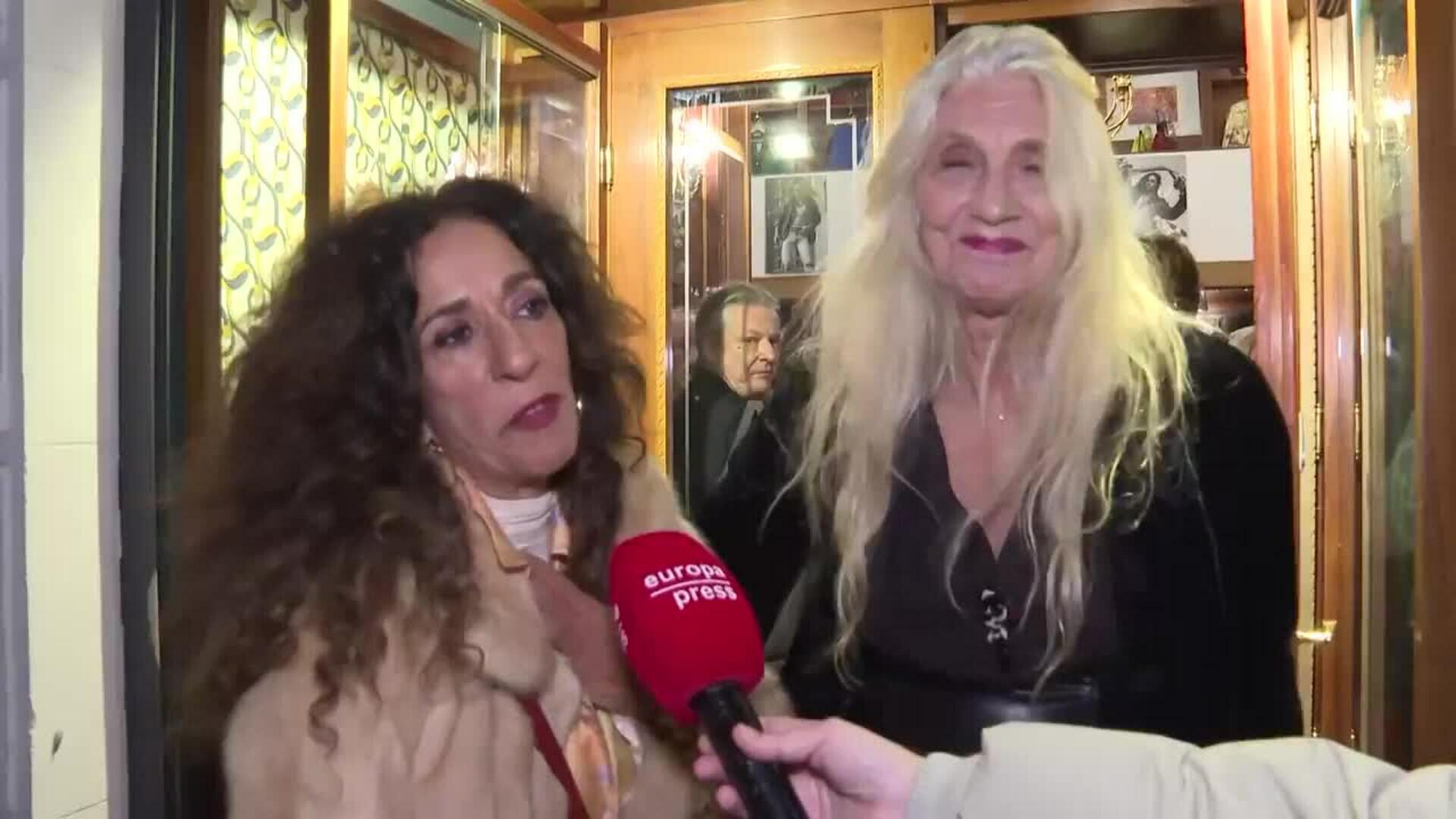 Rosario acude a la inauguración de la exposición en memoria de la figura de Antonio Flores