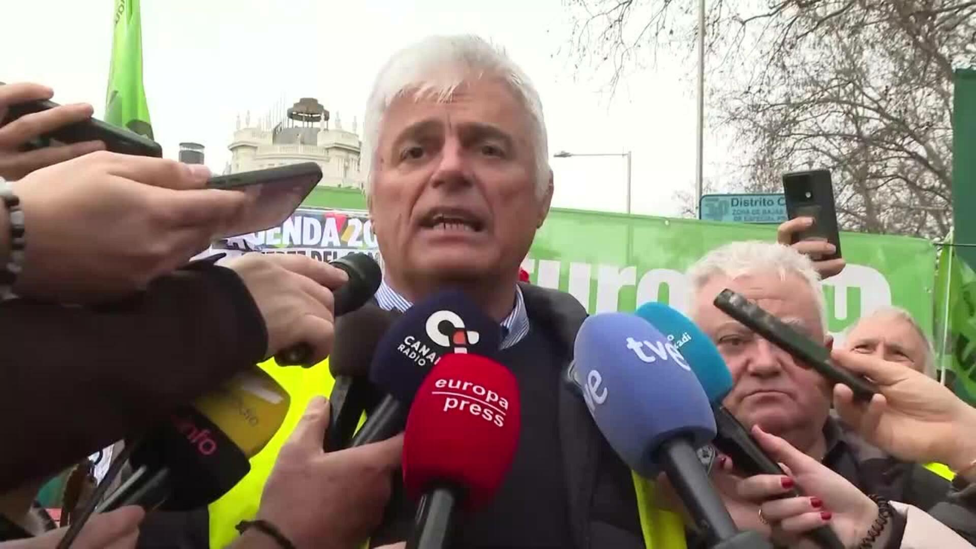 Unos 8.000 agricultores y ganaderos con 500 tractores toman Madrid