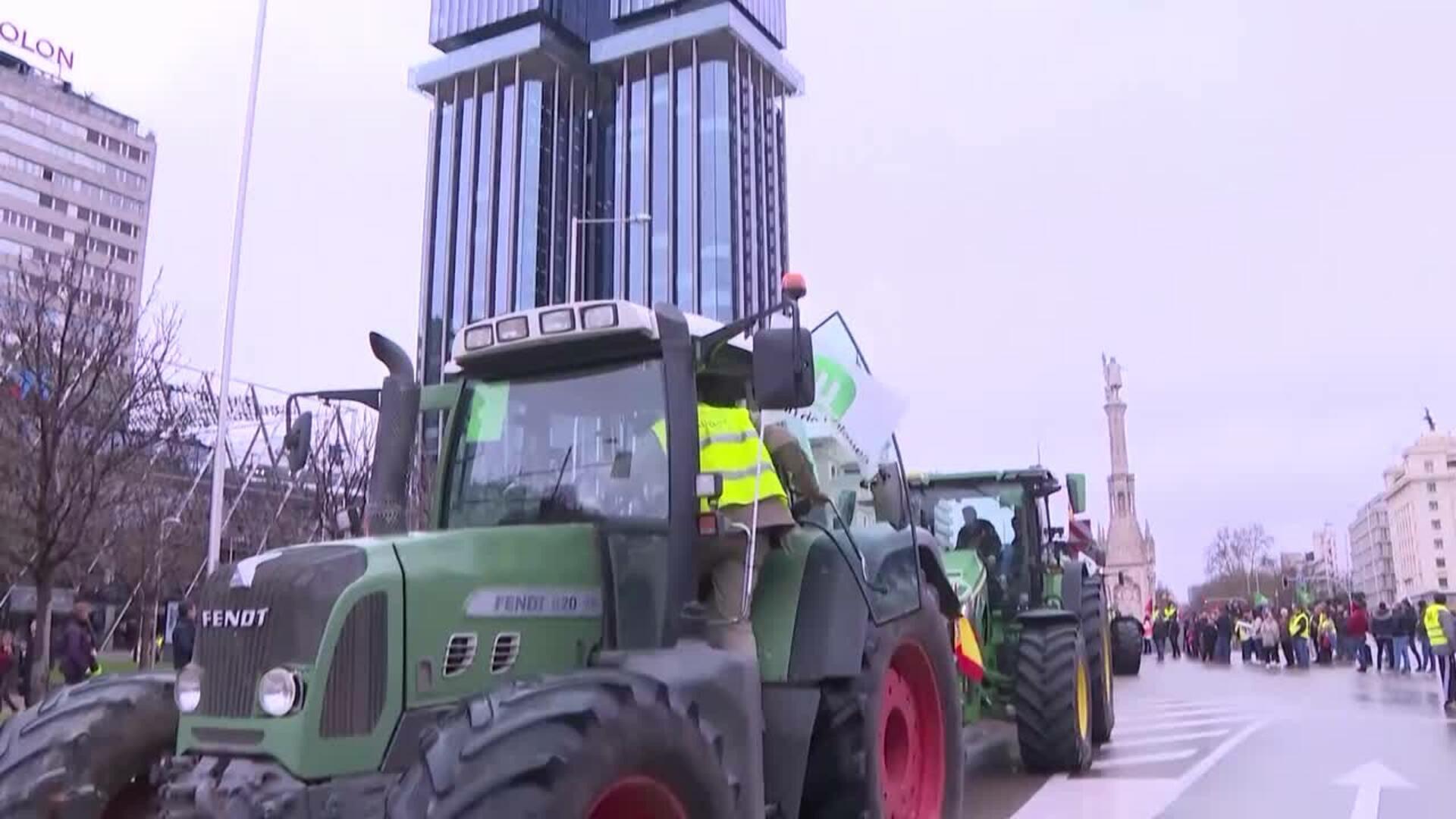 Unos 8.000 agricultores y ganaderos con 500 tractores toman Madrid contra la PAC y Mercosur