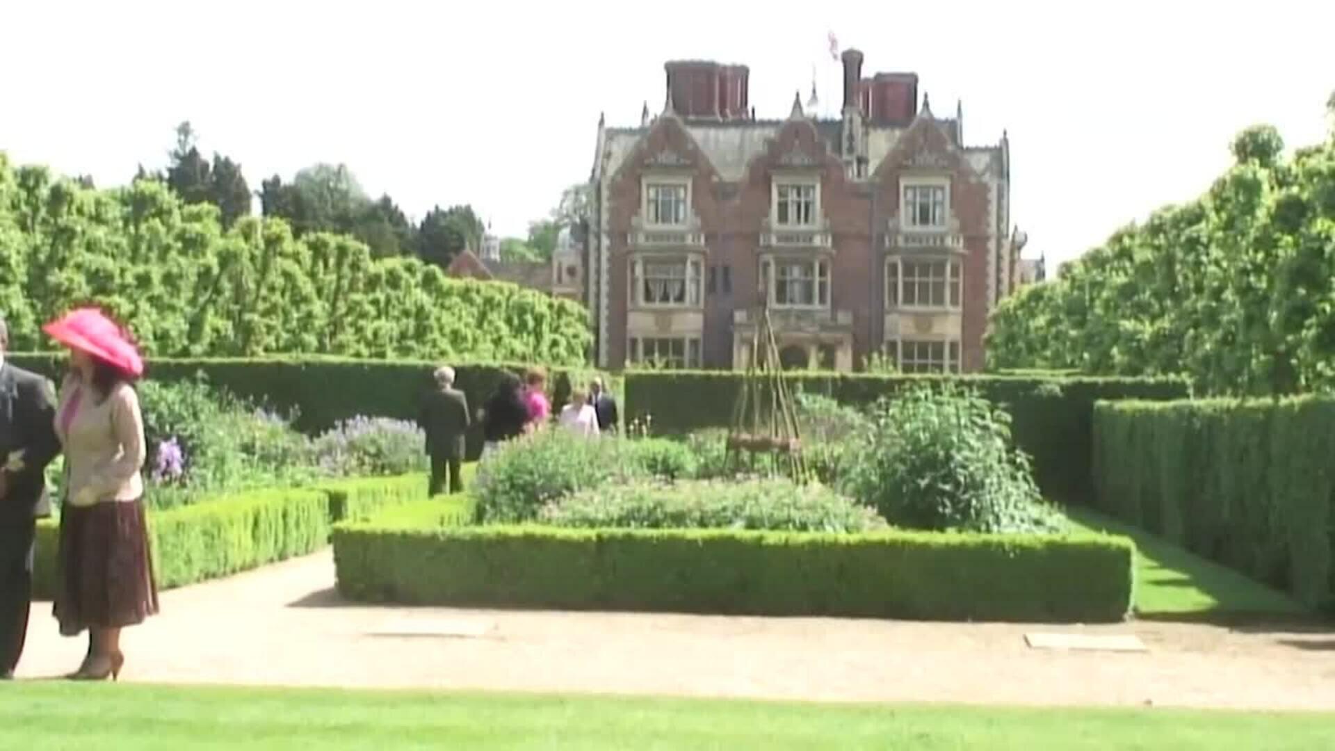 La Policía continúa el registro de la antigua casa del expríncipe Andrés