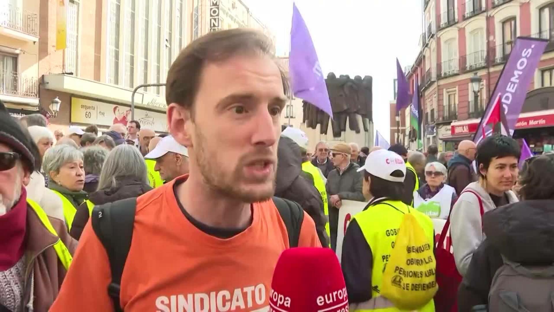 Cientos de personas recorren Madrid en defensa de la aprobación del escudo social