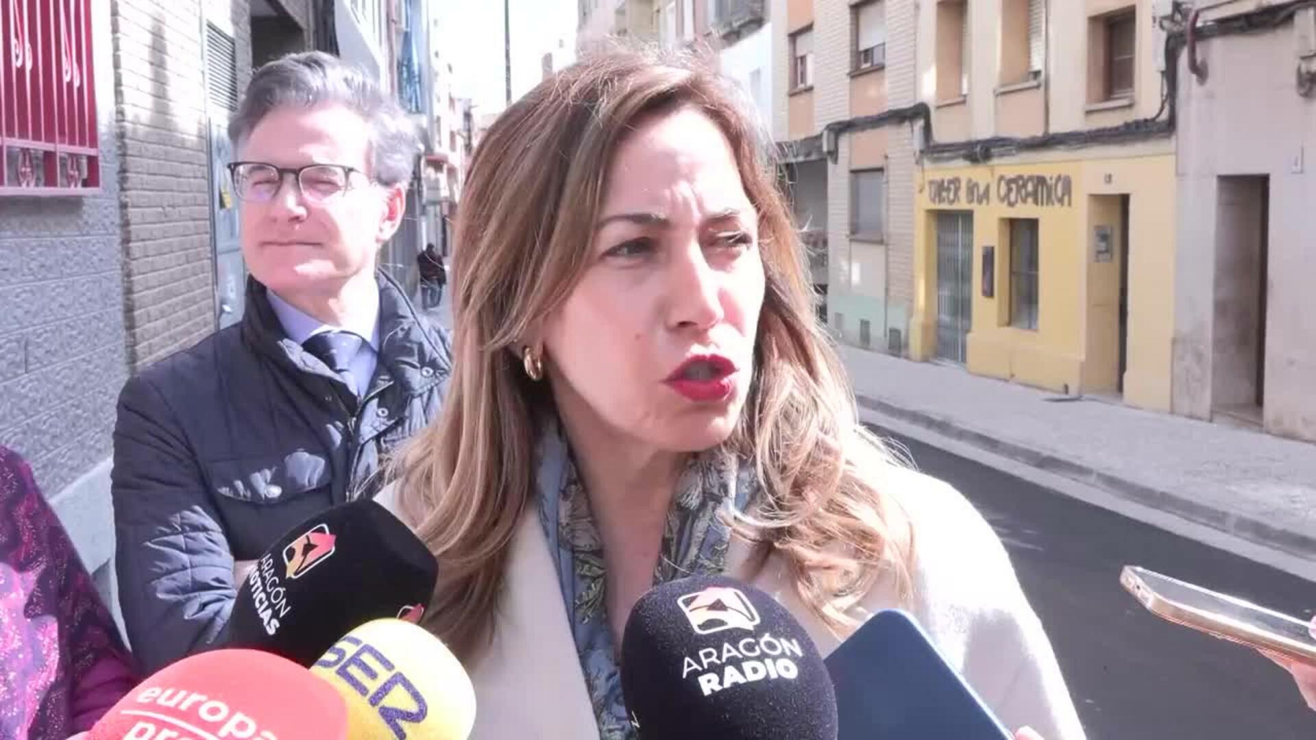 La calle Gil Morlanes tiene aceras más anchas y luminarias led tras una reforma integral