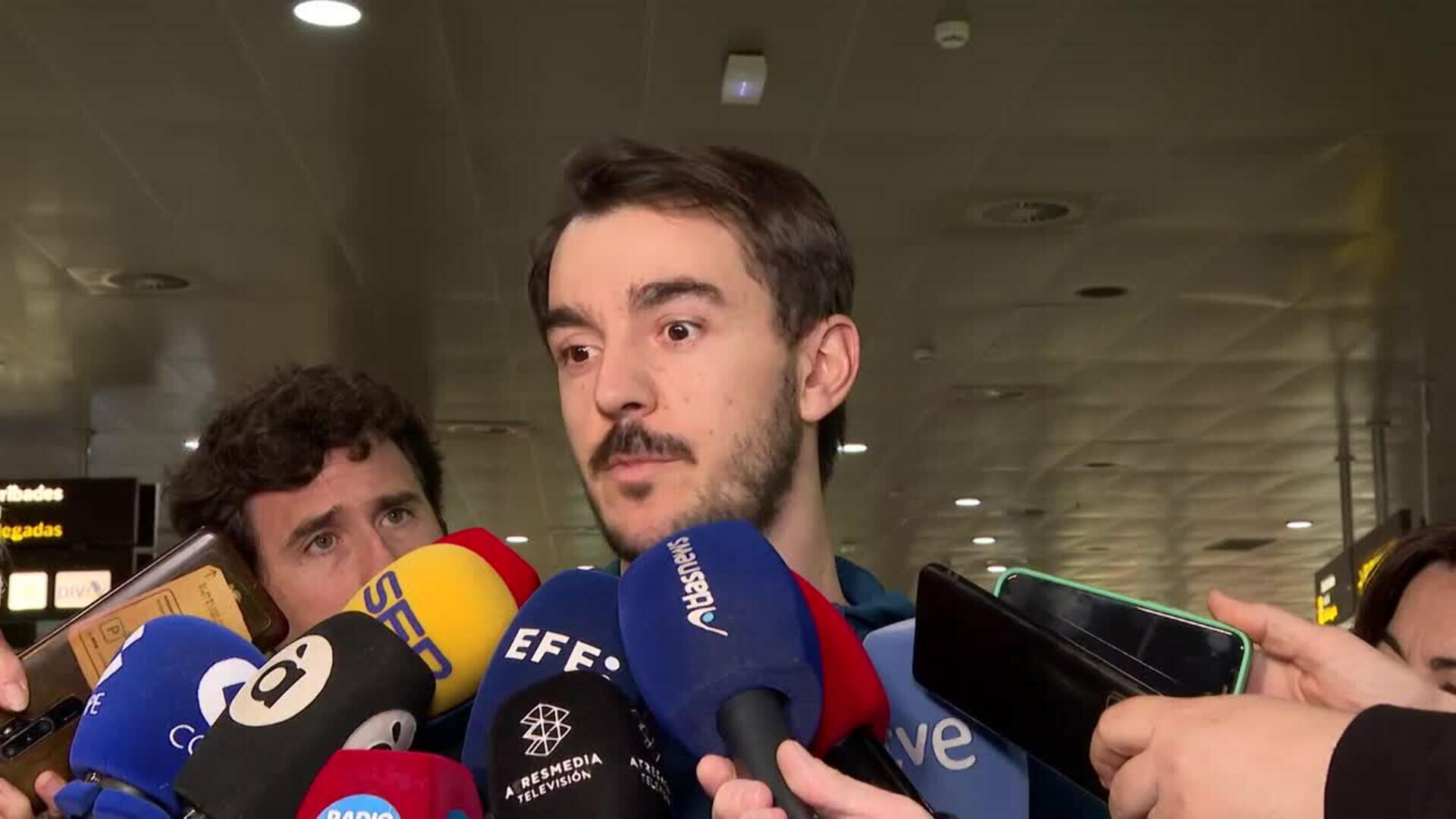 El entrenador del junior de Valencia Basket explica el regreso desde Abu Dhabi